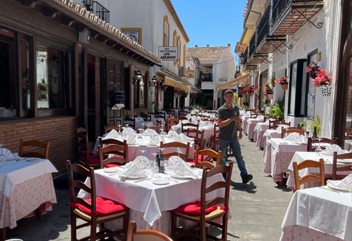Las mesas ya estaban dispuestas en Benahavís para recibir a los comensales este viernes tras la estabilización del fuego