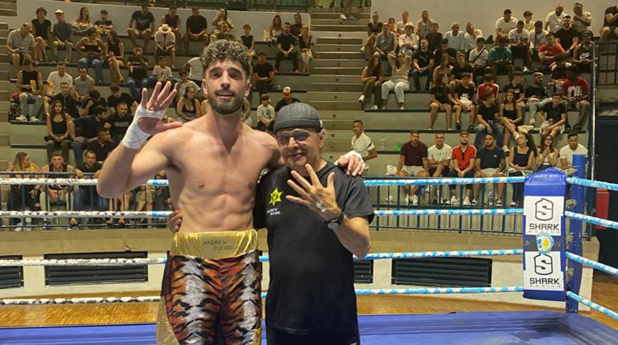 El boxeador cordobés Jose Luis Navarro 'El Cazador Jr.' celebra la victoria