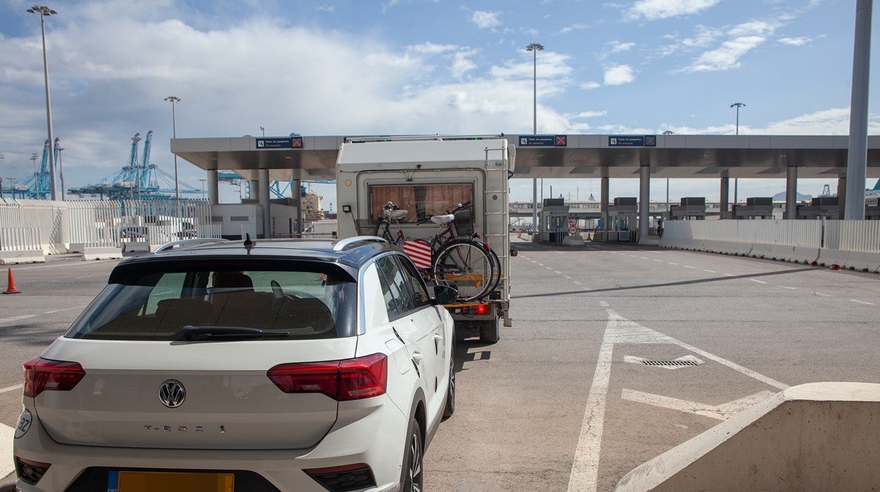 Vehículos en la zona de embarque a Tánger en el puerto de Algeciras