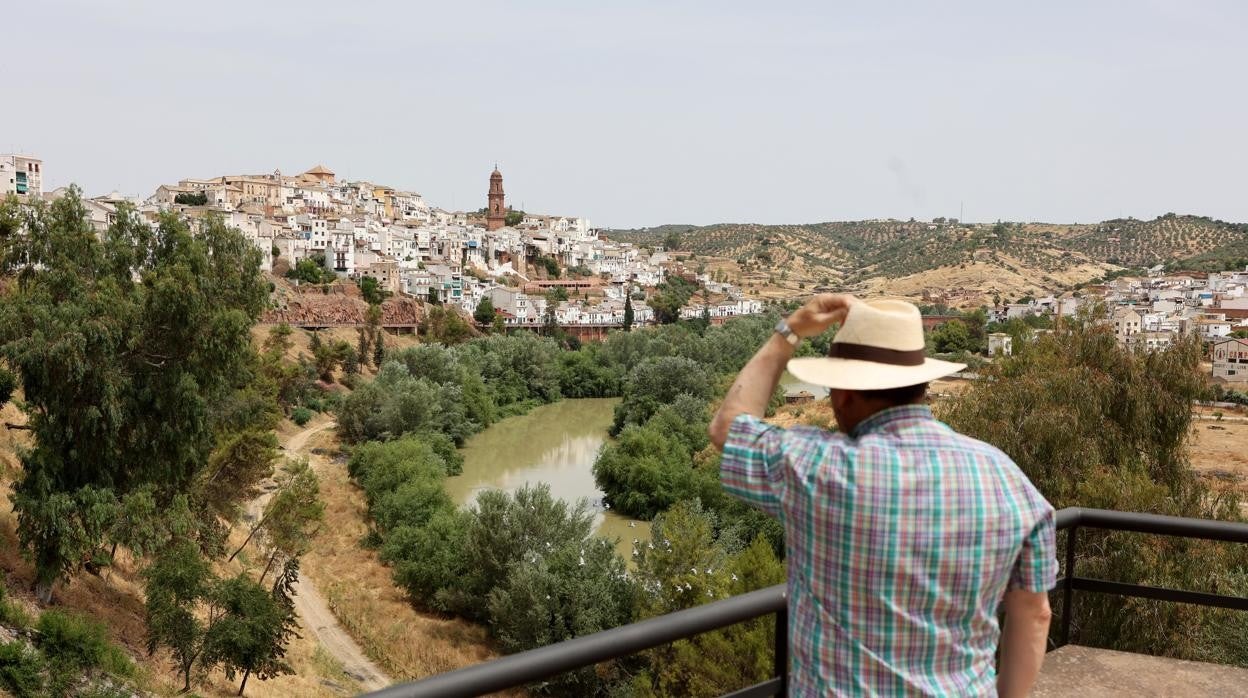 Un vecino de Montoro se protege del sol con un sombrero