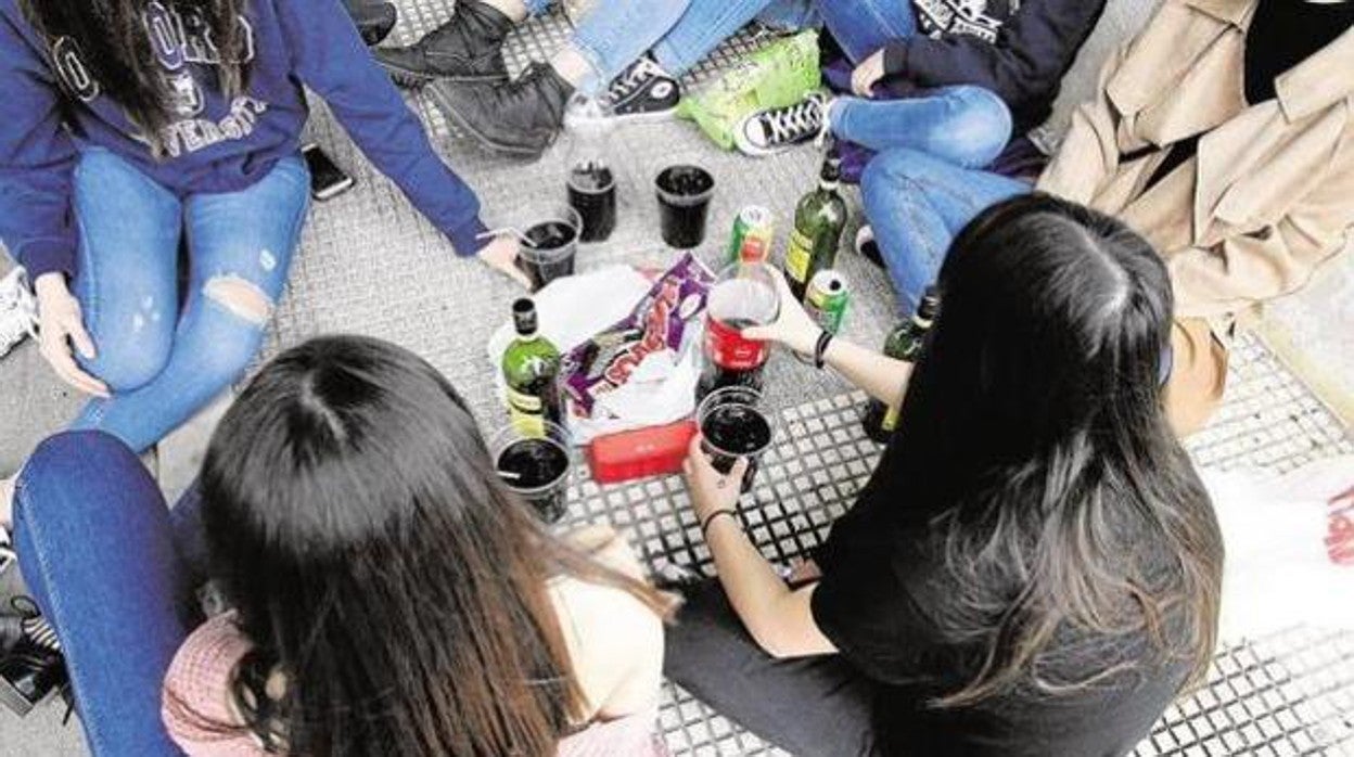 Varios jóvenes, en un botellón