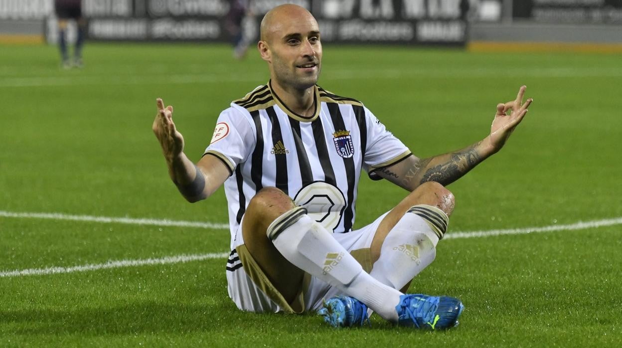 El delantero del Badajoz Gorka Santamaría celebra un gol en el Nuevo Vivero