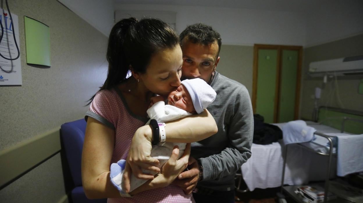 Una pareja con su recién nacido en un hospital de Córdoba