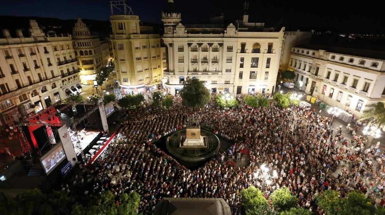 Público en la plaza de las Tendillas en una edición de la Noche Blanca del Flamenco de Córdoba