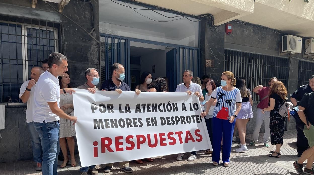 Despliegue de la protesta de los trabajadores del Servicio de Protección de Menores de la Delegación de Igualdad y Bienestar Social