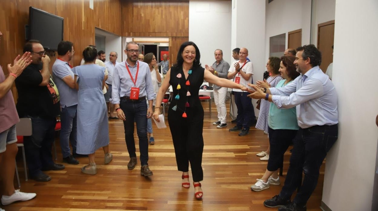 La secretaria provincial del PSOE, instantes antes de comparecer ante los medios