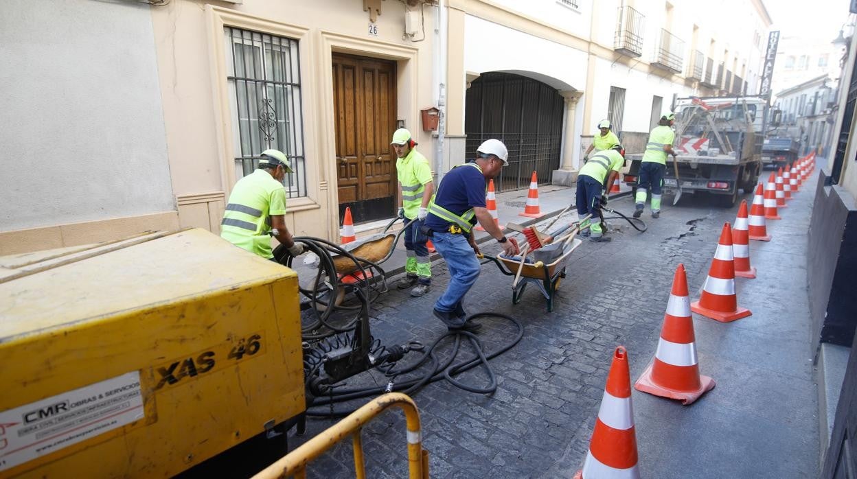 Reparaciones en la calle Alfaros tras el último hundimiento
