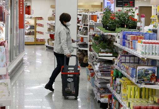Una cliente del supermercado de la Ronda del Marrubial