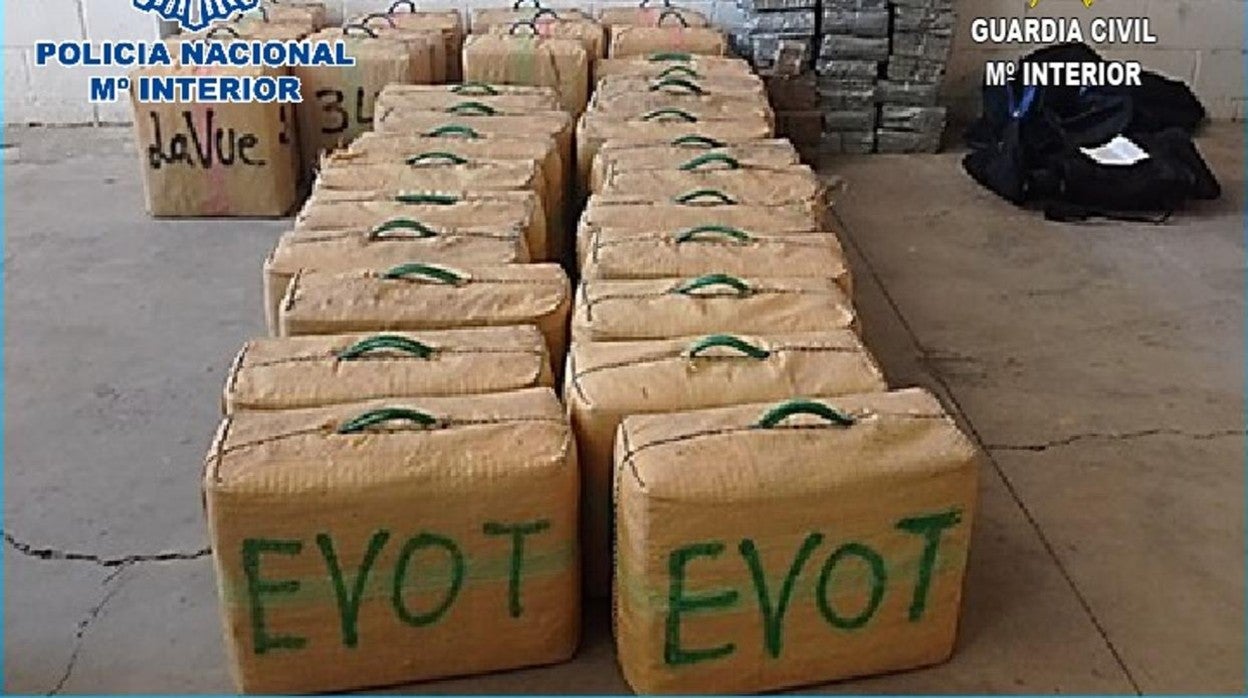 Fardos de hachís incautados por ambos cuerpos policiales en la nave del polígono de la Torrecilla