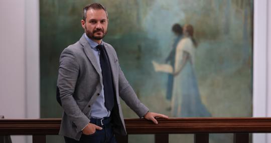 Roberto C. Roldán, ante uno de los cuadros de Julio Romero de Torres