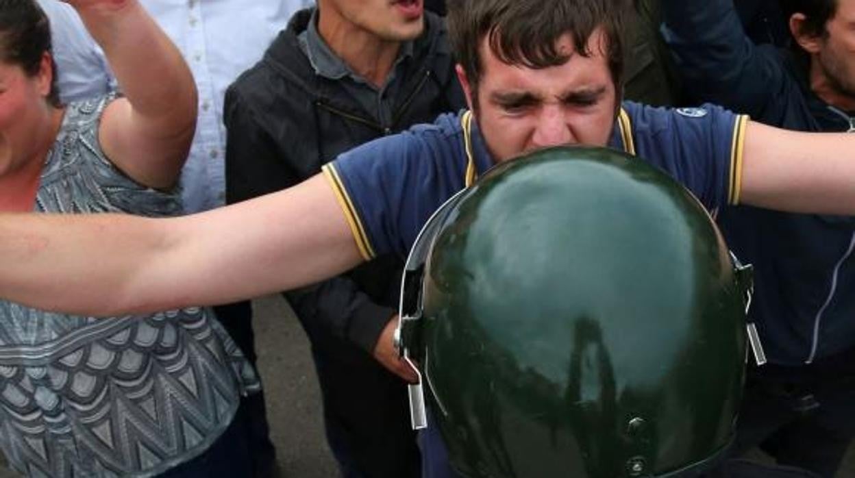 Imagen de archivo de un guardia civil que contiene las amenazas de un manifestante