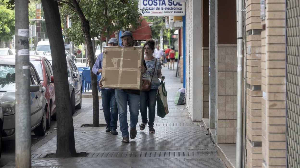 Un grupo de personas camina por la calle Antonio Maura, donde ocurrieron los hechos