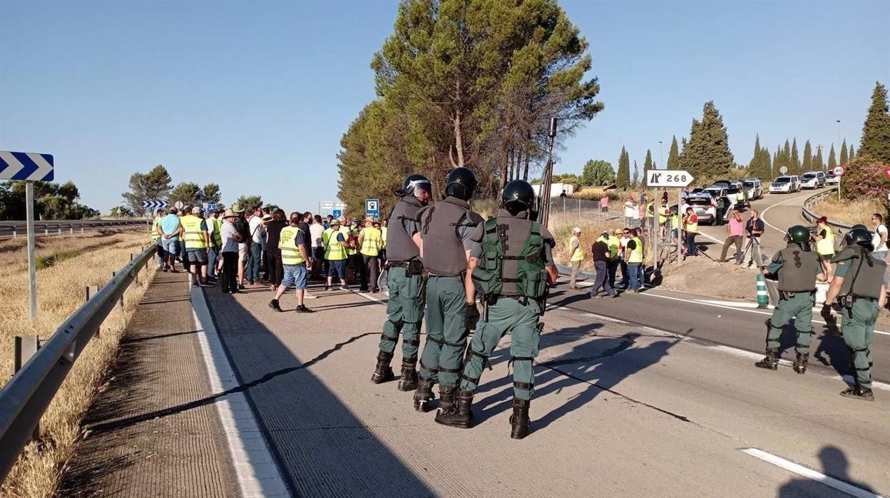 El corte se ha producido en dos carriles en sentido Sevilla
