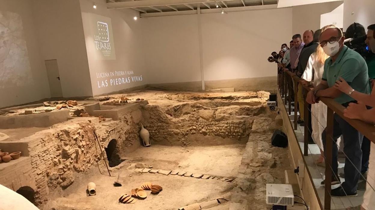 Primeros visitantes a la sala expositiva