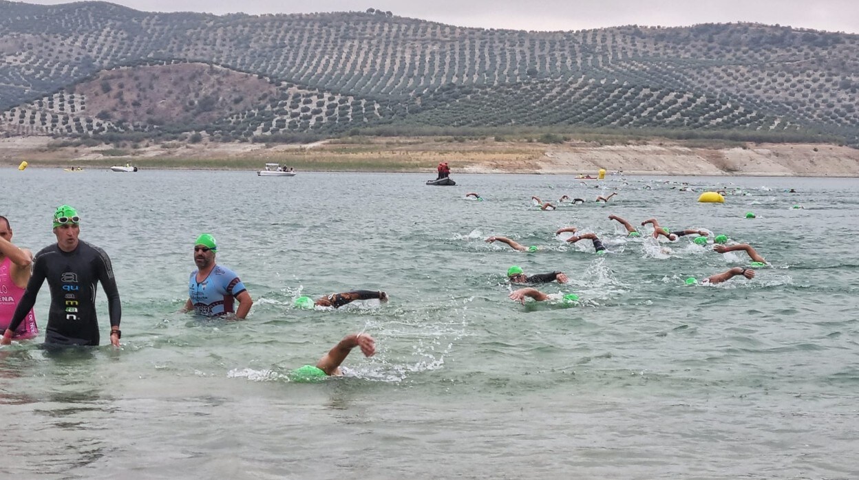 Los triatletas cruzan a nado el pantano de Vadomojón, la primera prueba de la competición