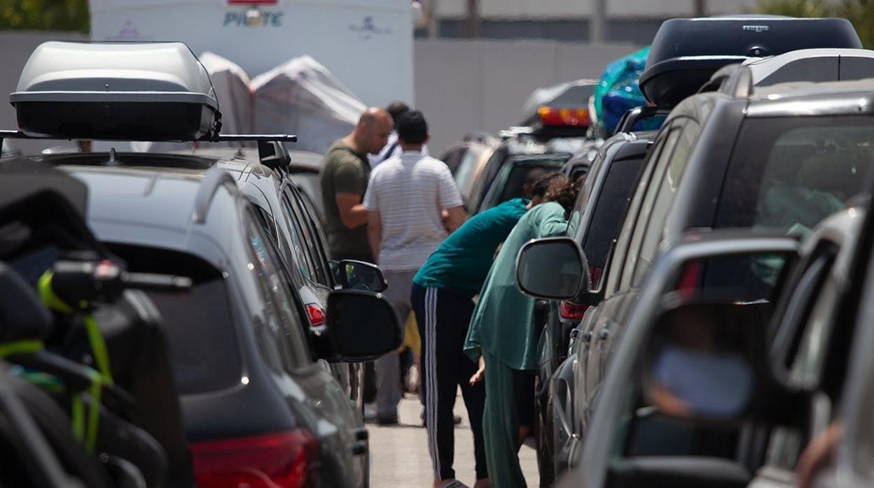 Viajeros esperando en el puerto de Algeciras este lunes