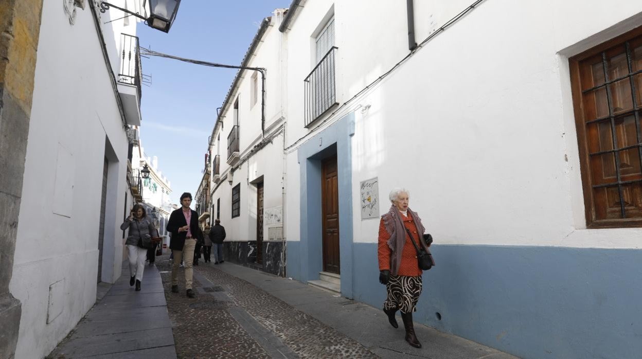 Varios vecinos pasean por la calle Moriscos, en la que falleció una persona sola en su domicilio