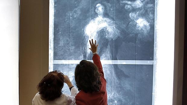 La consejera de Cultura, Rosa Aguilar, en el departamento de conservación