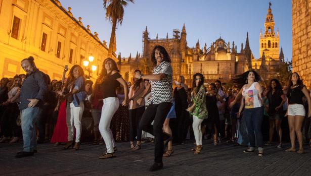 La Bienal arrancó con una toná de Tomasa y la bulería de Farruquito