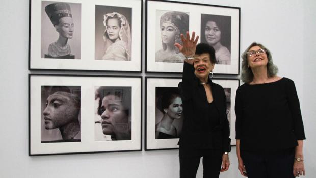 Lorraine O'Brady y Berta Sichel en la exposición del CAAC