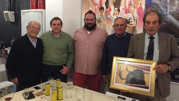 Antonio y Eduardo Miura con miembros del Circulo Taurino Puerta Carmona