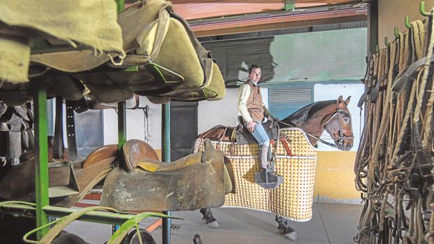 Mario Benítez posa con uno de los caballos de picar que integran su cuadra