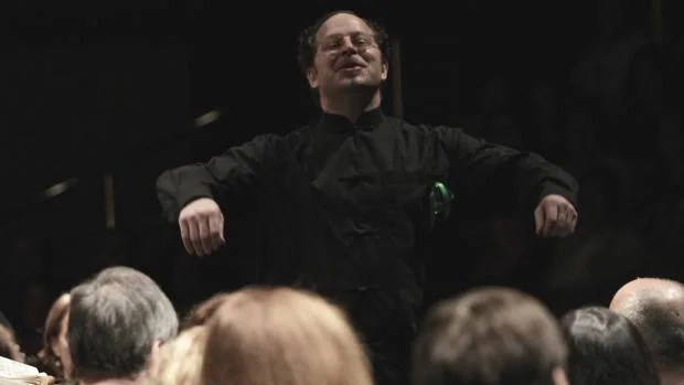 John Axelrod dirigiendo un concierto de la Sinfónica