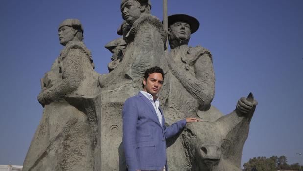 El joven diestro posa en el monumento al Toreo ubicado en el barrio camero de La Pañoleta