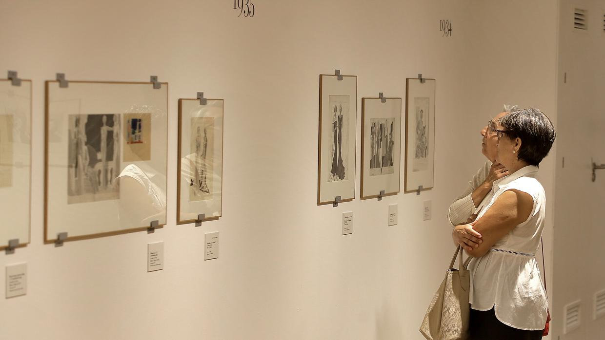 Dos visitantes observan uno de los dibujos de Sáenz de Tejada