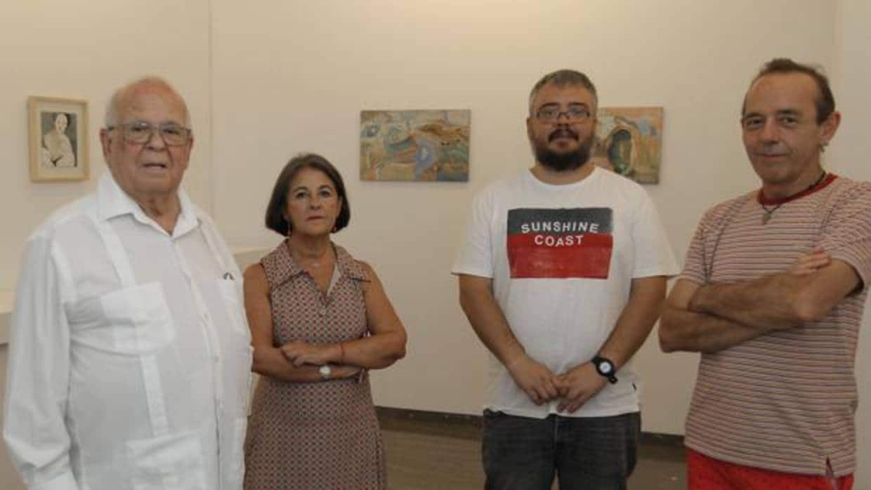 El galerista Félix Gómez y su hijo junto a los pintores Belén Franco y Horacio Hermoso