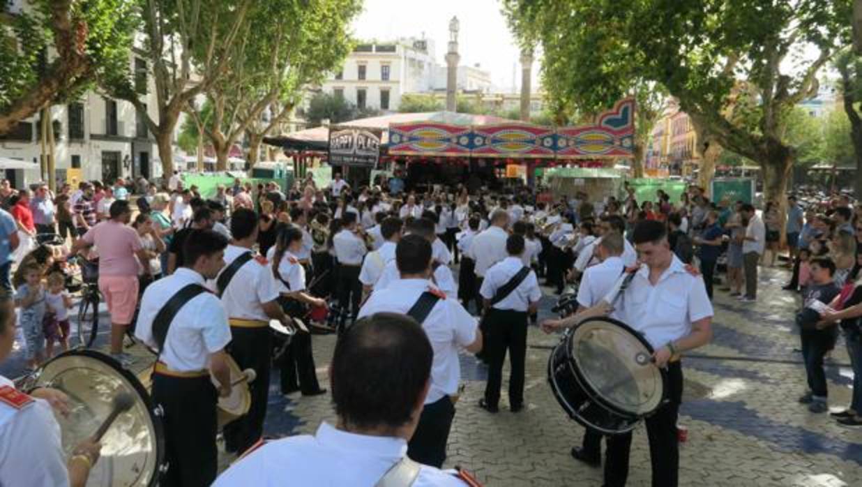 Miembros de la banda junto a uno de los escenarios del festival en la Alameda de Hércules