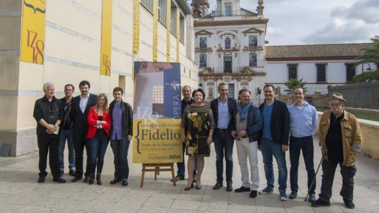 Pedro Halffter y José Carlos Plaza, ayer junto al equipo artístico de la ópera «Fidelio»