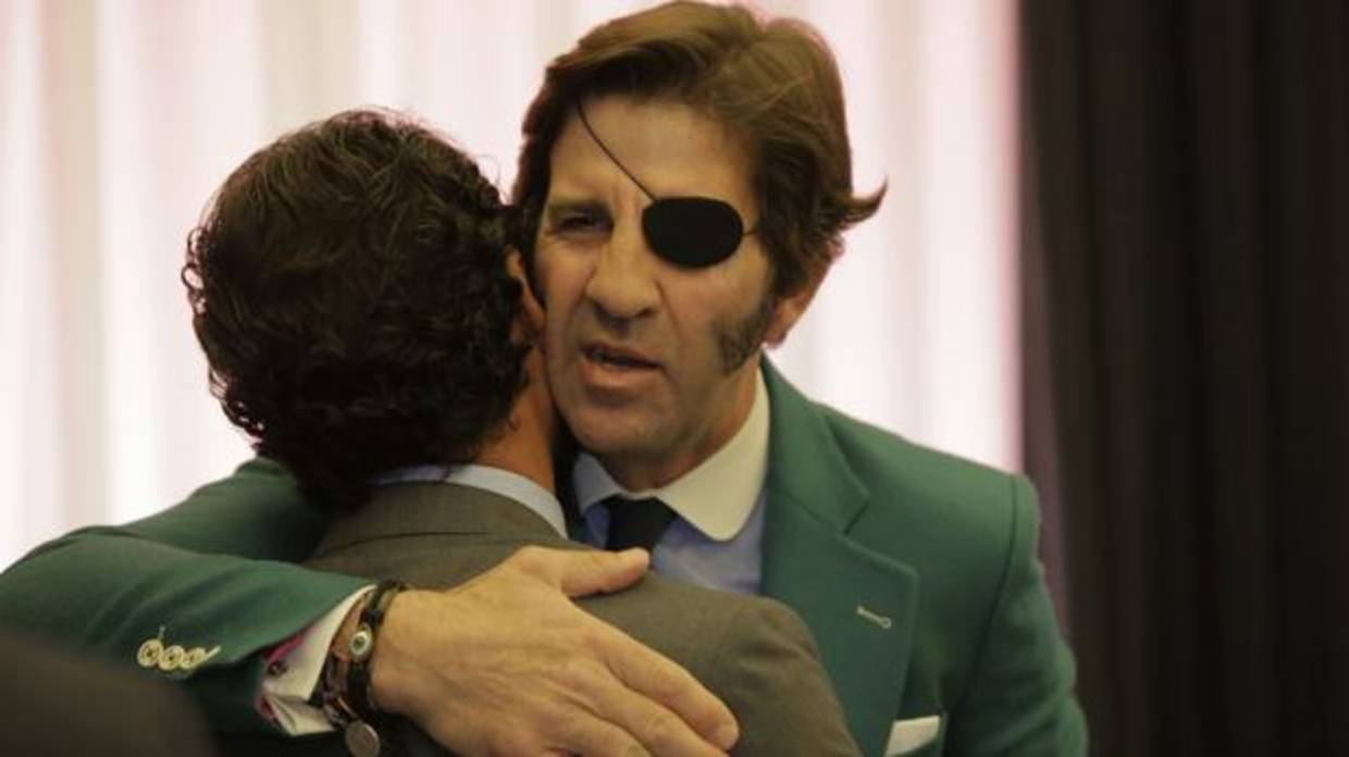 Juan José Padilla se abraza a su apoderado