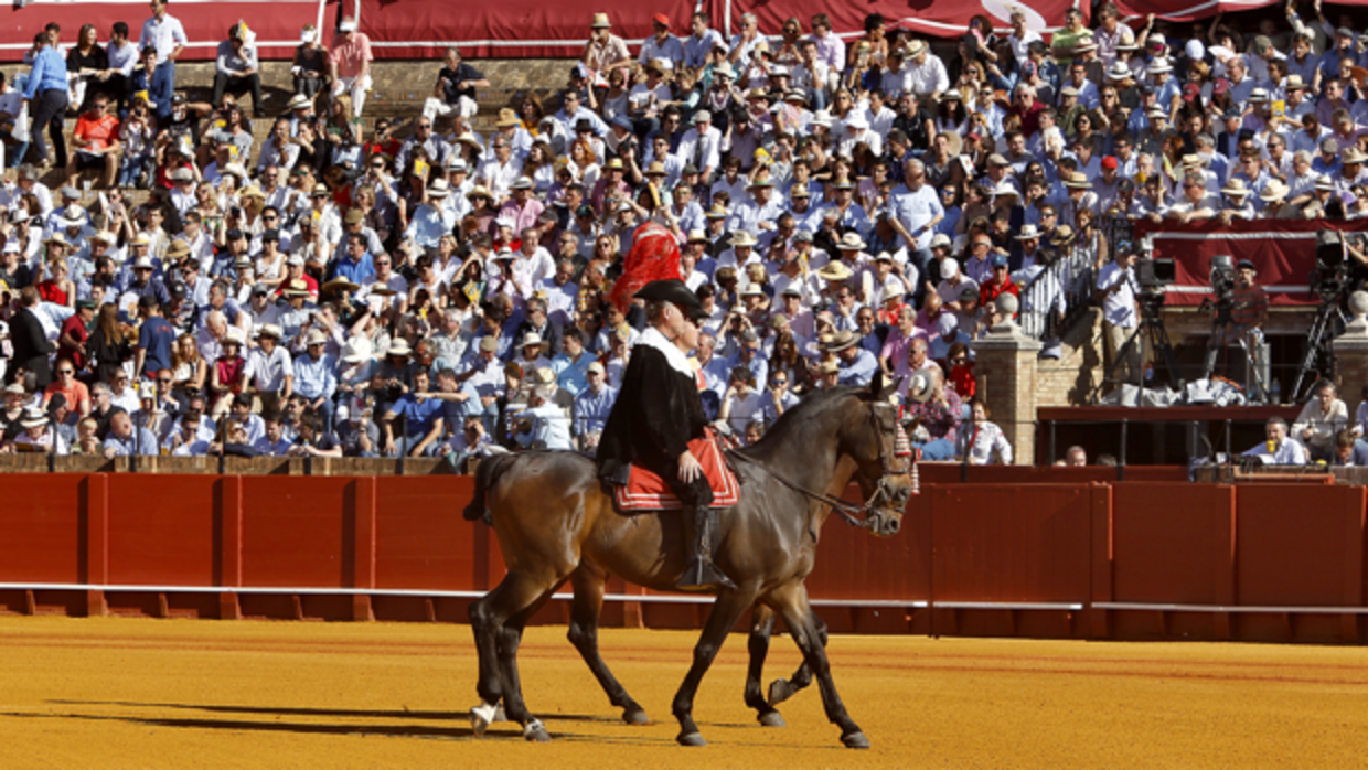 El público es el que llena los tendidos de la plaza