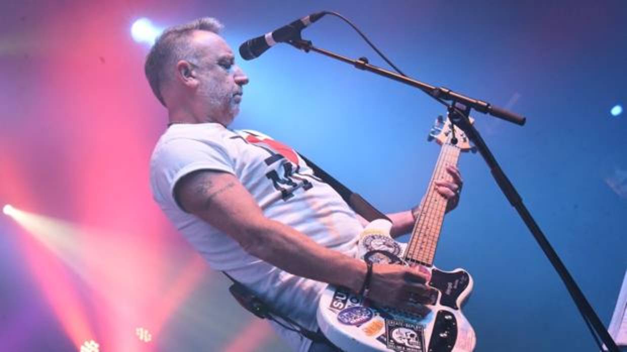 Peter Hook durante un concierto
