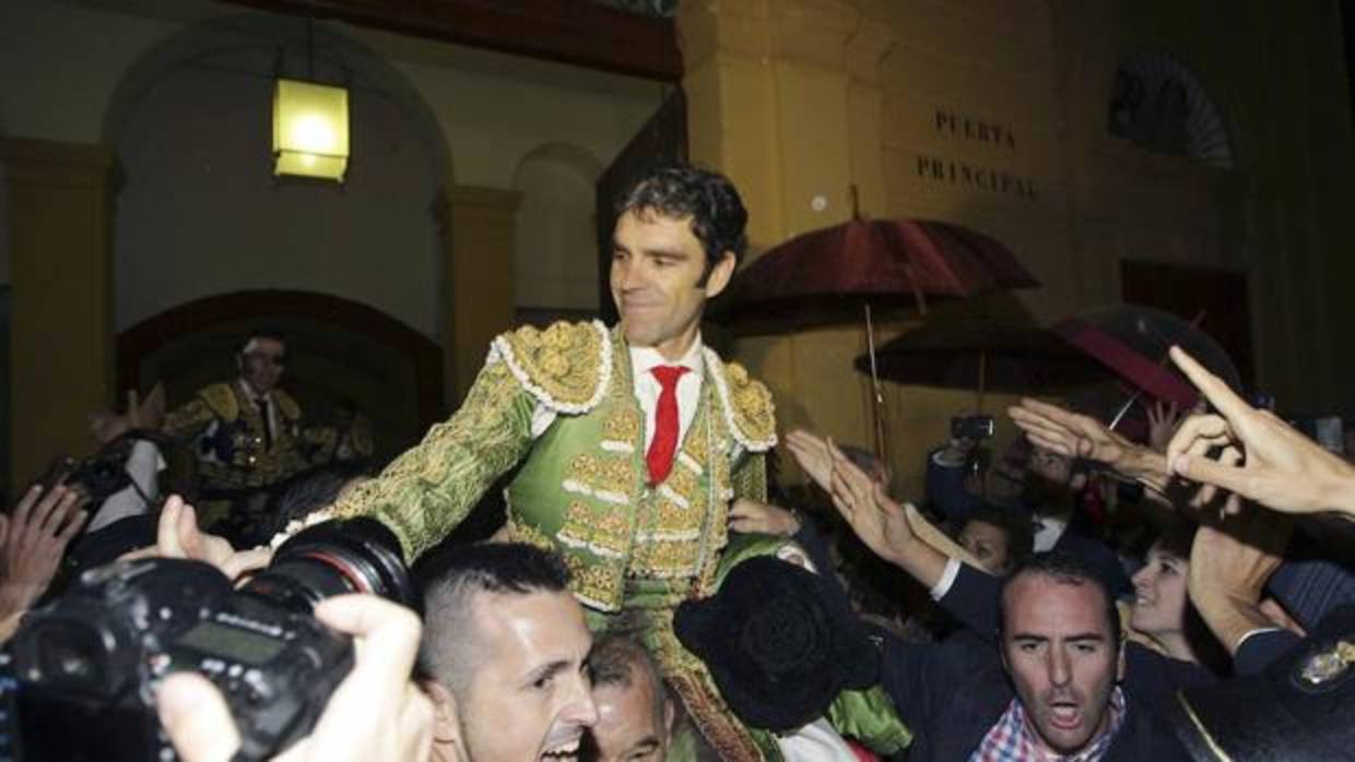 José Tomás a hombros en la plaza de Jerez, donde reaparteció en 2016