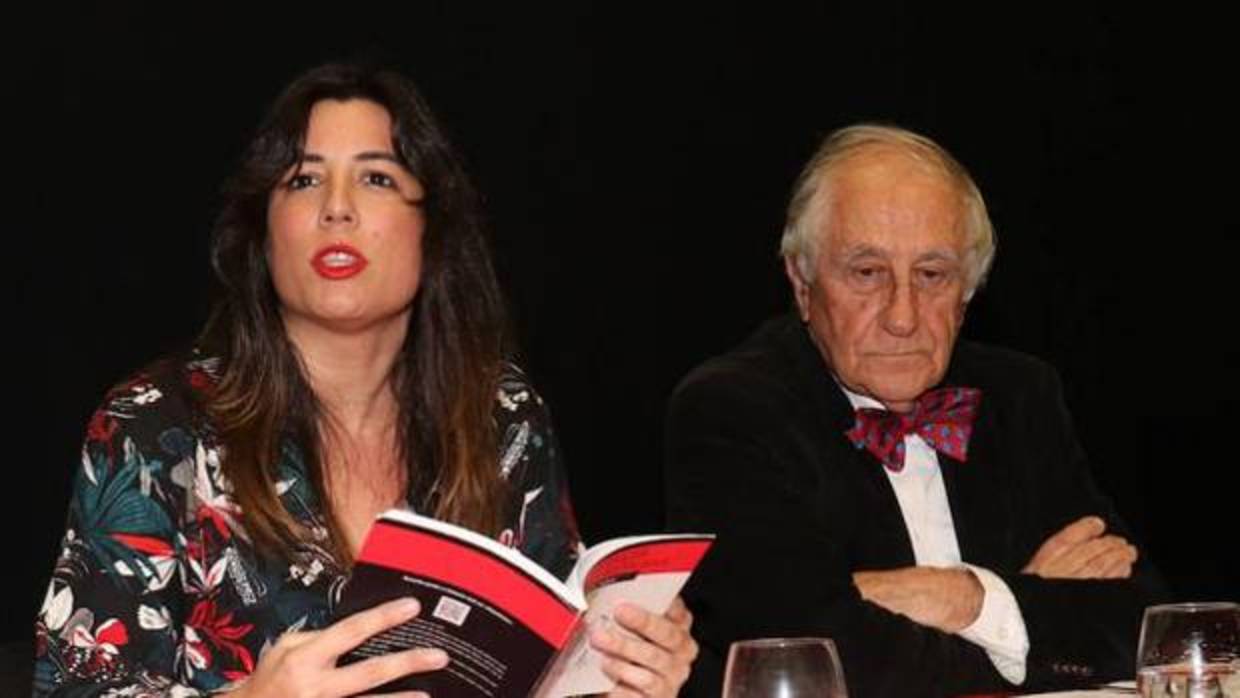 Victoria Ash e Inocencio Arias durante la lectura de poemas que realizaron en Valladolid