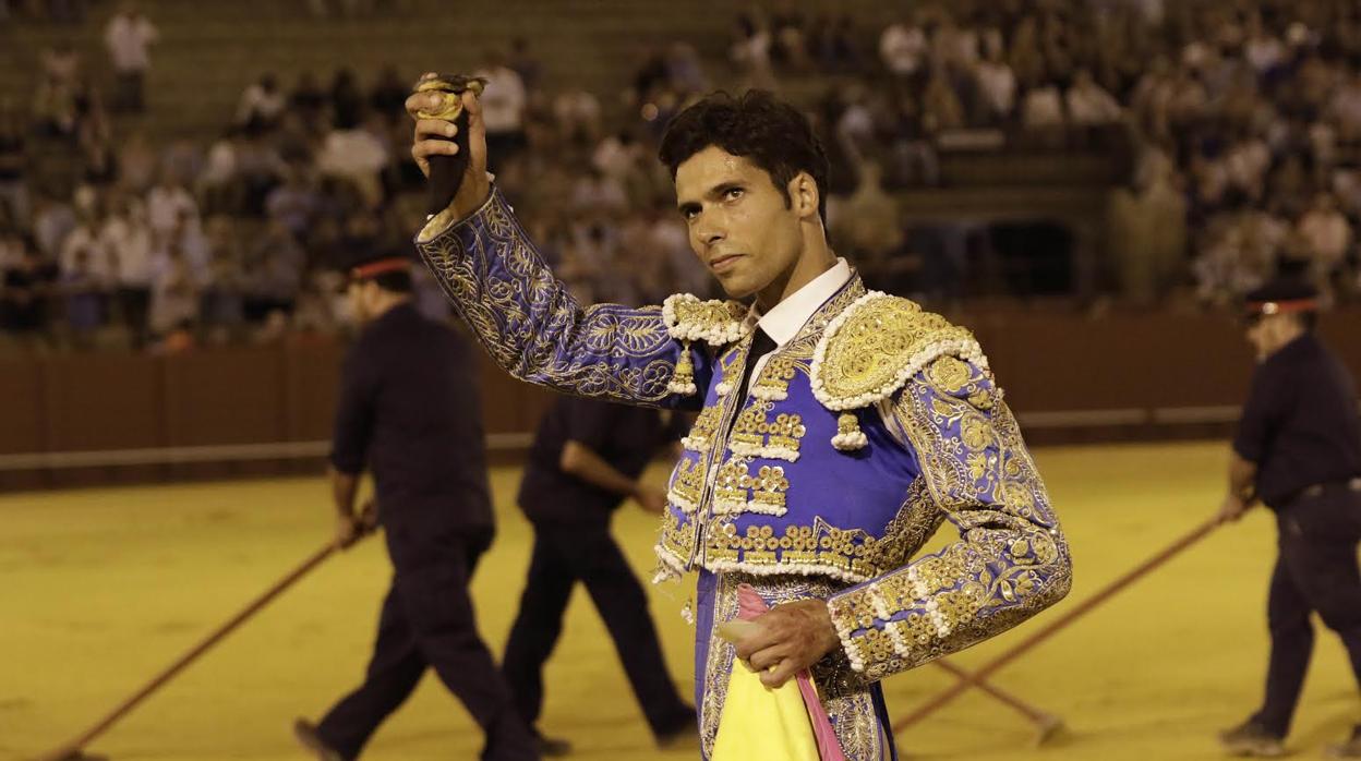 Una oreja que sabe a triunfo para Kevin de Luis en Sevilla