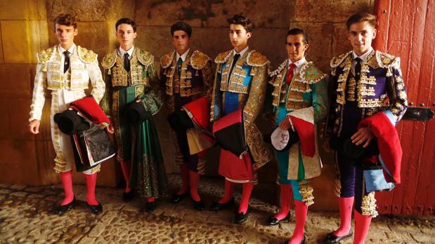 Loa seis noviilleros antes de hacer el paseíllo en la Maestranza