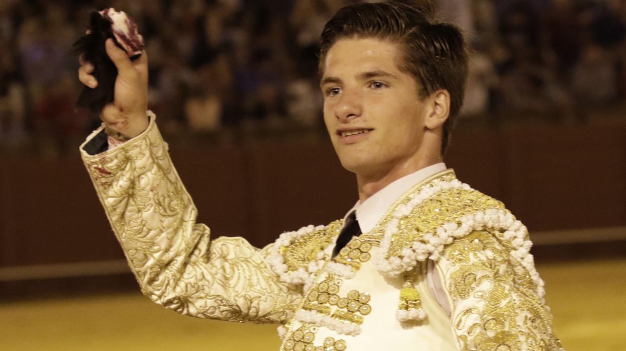 El alumno de la Escuela de Madrid con la oreja que cortó en la final