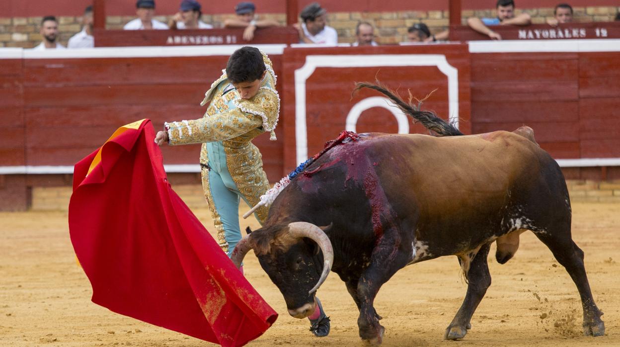 Pase de pecho de Juanito al segundo de Villamarta