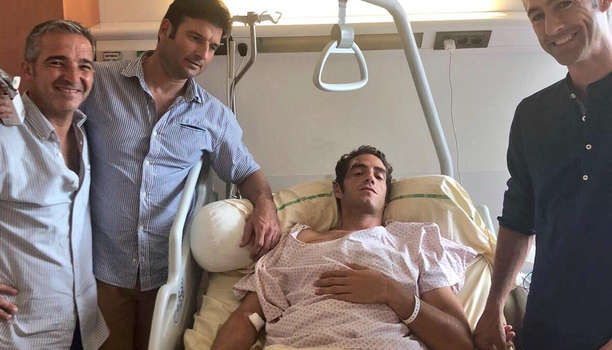 El diestro junto a miembros de su cuadrilla