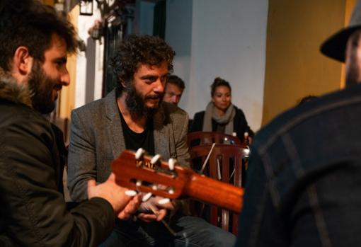 Juanito y varios amigos cantando en El Chiringuito