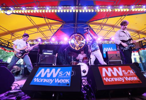 Haiku Garden actuó sobre un escenario que rememoraba una pista de coches de choque