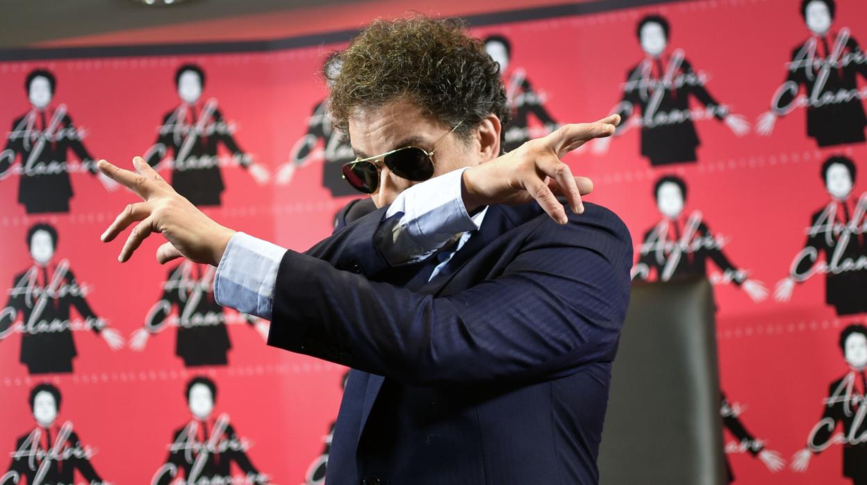 Andrés Calamaro presentará en Fibes en el mes de junio su último álbum, «Cargar la suerte»