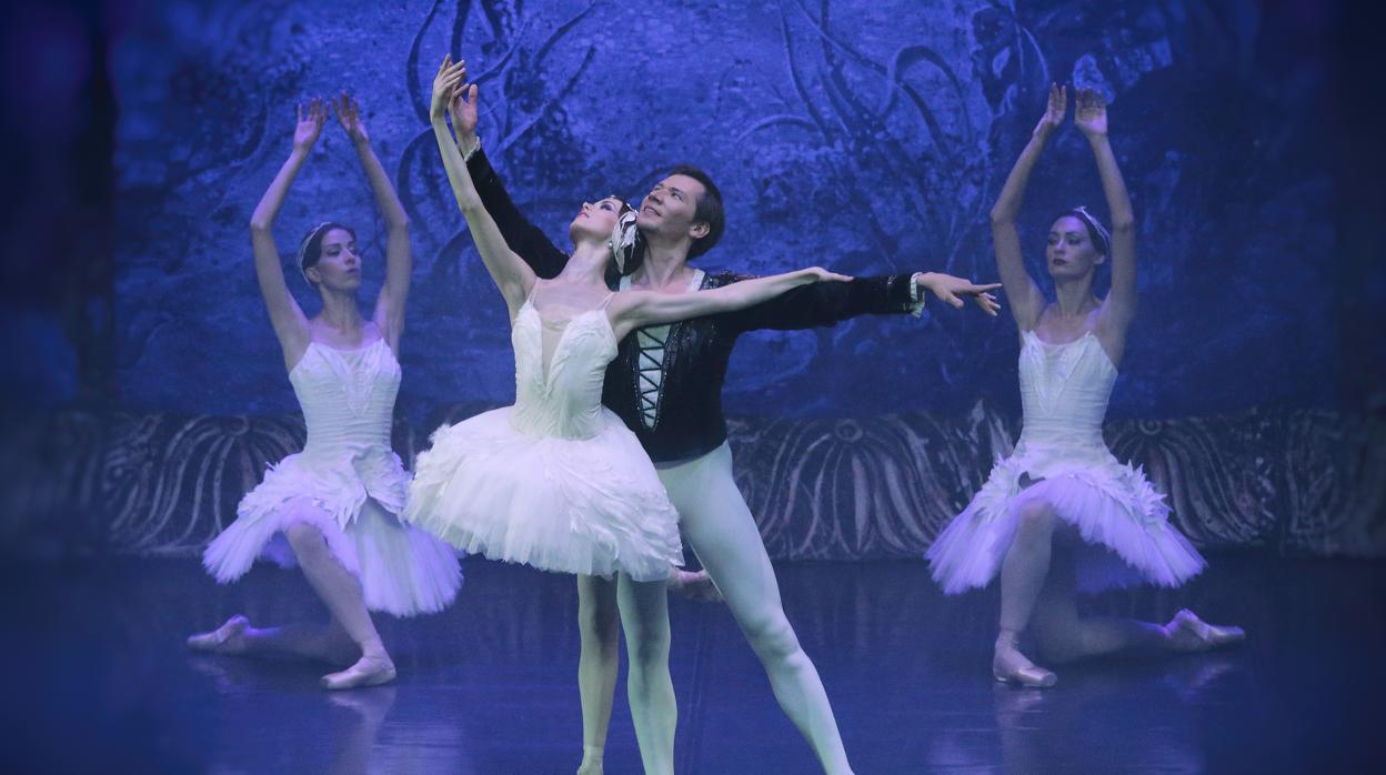 Chaivosky escribió el balle «El lago de los cisnes» en 1877