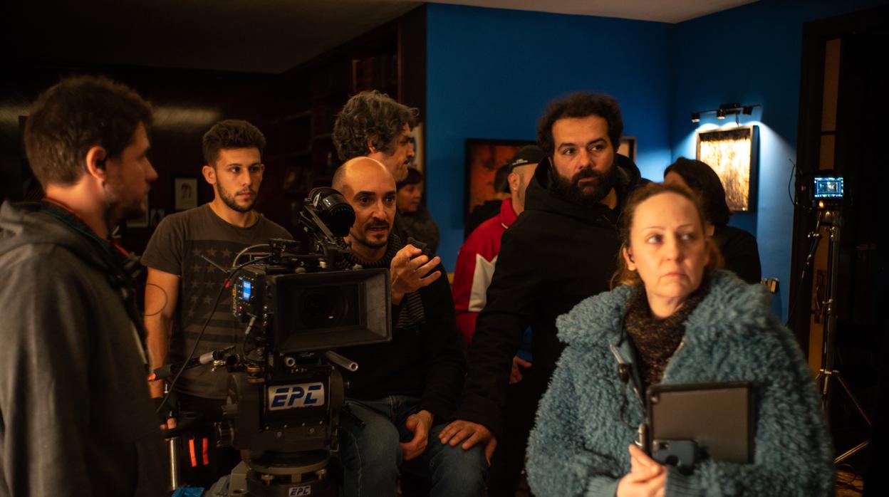 El actor y director Alfonso Sánchez, junto al equipo, en el set de la película