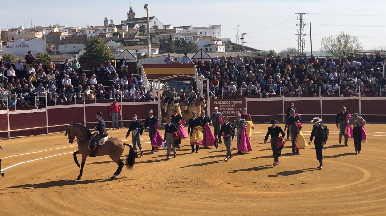 Paseíllo en la plaza portátil de Gerena que se llenó