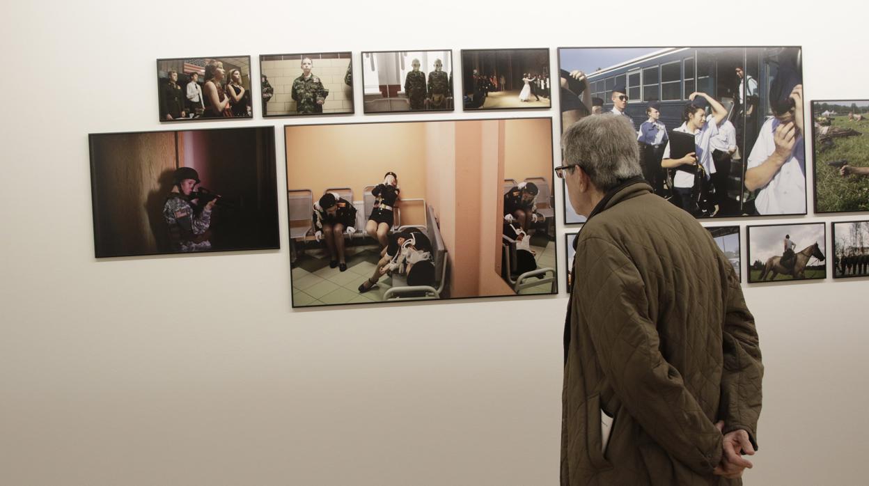 Un visitante contempla la exposición en la Fundación Cajasol