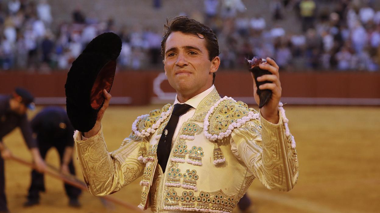 Rafa Serna exhibe la oreja cortada a su segundo toro, el último de la tarde
